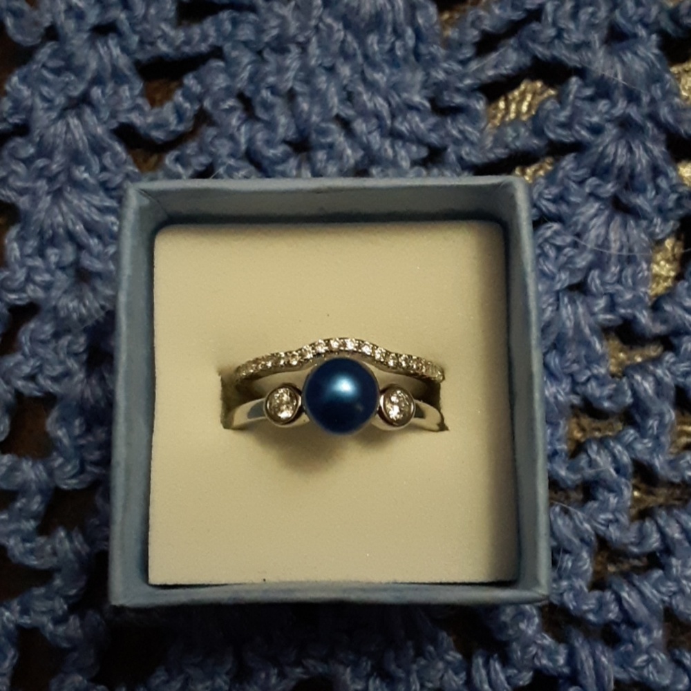Beautiful posh pearl ring size 8